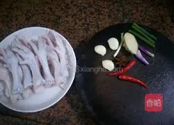 Illustration of how to make chicken feet with sauce 1