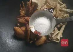 Illustration of how to cook tiger skin chicken wings and roasted yuba 12