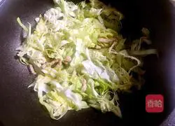 Illustration of how to stir-fry vermicelli with cabbage 7