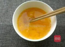 Illustration of how to make fried eggs with green pepper 2