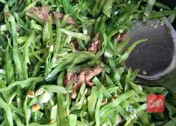 Illustration of how to stir-fry shredded lentils with meat 5