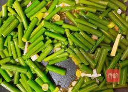 Illustration of how to make stir-fried meat with garlic moss 5