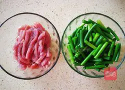 Illustration of how to stir-fry shredded pork with garlic moss 1