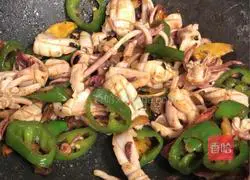 Illustration of how to stir-fry fresh squid with preserved black pepper and black pepper 8