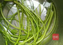 Illustration of how to stir-fry shredded pork with celery 2