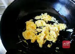 Illustration of how to make fried eggs with chives 5