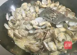 Illustration of how to make garlic scallops 3