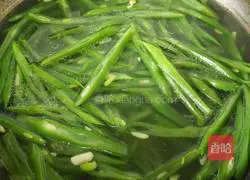 Illustration of how to make fried shredded pork with sword beans 3