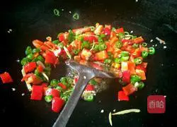 Illustration of how to stir-fry chicken wings with green and red peppers 5