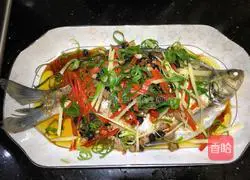 Illustration of how to steam Wuchang fish with black bean sauce 8