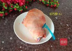 Illustration of how to make braised elbow with rock sugar 1