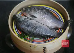 Illustration of how to steam crucian carp in perilla casserole 5