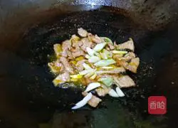 Illustration of how to make fried pork slices with green and red pepper and zucchini 14