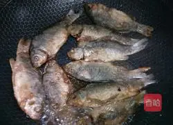 Illustration of the method of braised small crispy fish with soybeans 2