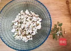 Illustration of how to make fragrant Sophora japonica eggs 1