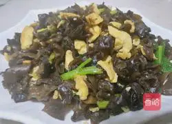 Illustration of how to make scrambled eggs with black fungus 7