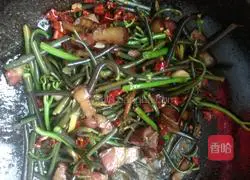 Illustration of how to stir-fry bacon with bracken 10