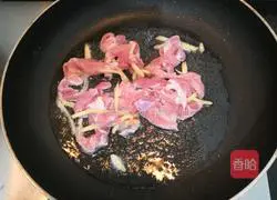 Illustration of how to stir-fry lean meat with celery 10