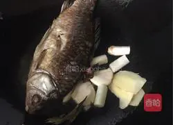 Illustration of how to make crucian carp stewed with tofu and vermicelli 4