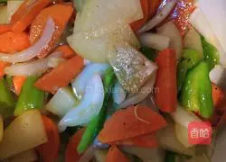 Illustration of how to braise catfish with soy sauce 6