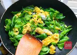 Illustration of how to make green pepper and eggs 5