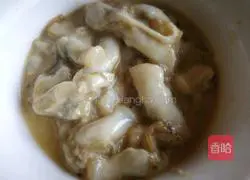 Illustration of how to stir-fry razor clam meat with dried beans 2