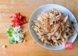 Illustration of how to make stir-fried tofu skin 1