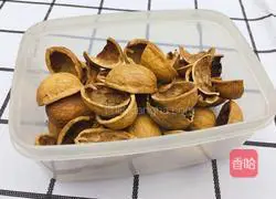 Illustration of how to cook quail eggs in walnut shells 1