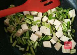 Illustration of how to stir-fry tofu with green garlic sprouts 6