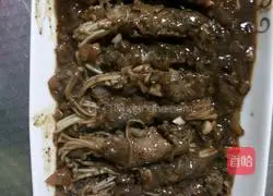 Illustration of how to make beef and enoki mushrooms with black pepper 13