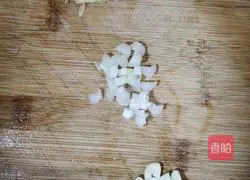 Illustration of how to cook gluten with yuba and fungus 1