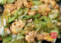 Illustration of how to make scrambled egg salad 7