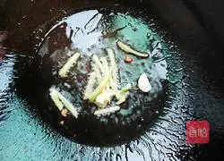 Illustration of how to make shredded pork with garlic sprouts 7