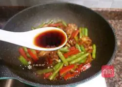 Illustration of how to make green bean ribs 13