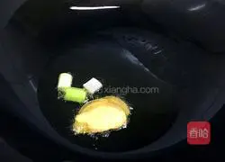 Illustration of how to stir-fry pork liver with garlic sprouts 3