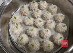Illustration of how to make water chestnut and glutinous rice meatballs 8