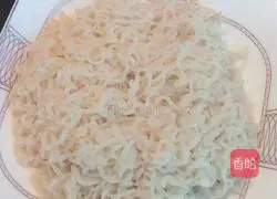Illustration of how to make instant noodles with meatballs 2