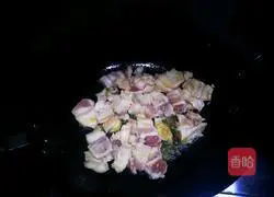 Illustration of how to make pork with pickled vegetables 2