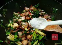 Illustration of how to stir-fry bacon with garlic sprouts 7