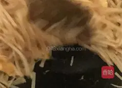 Illustration of how to stir-fry shredded potatoes with egg pancakes 4