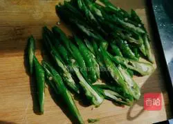 Illustration of how to make fried eggs with hot pepper 3