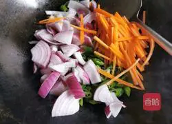 Illustration of how to make fried meat with onions and carrots 5