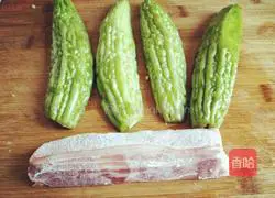 Stir-fried pork belly and bitter melon slices Illustration of how to do it 1
