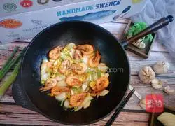 Illustration of how to make Chinese stir-fry with shrimp and cabbage in iron pot 11