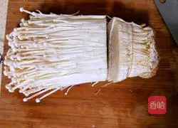 Illustration of how to make fried leeks with enoki mushrooms 2