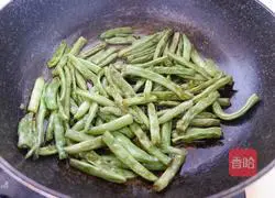 Illustration of how to make stir-fried minced pork and green beans 2