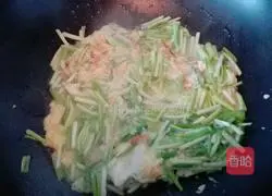 Illustration of how to make fried eggs with garlic sprouts 4