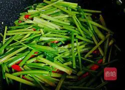 Illustration of how to make fried shredded pork with celery 15