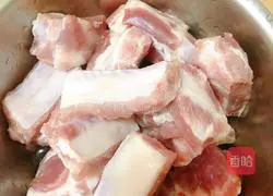 Illustration of home-style braised pork ribs and potatoes 1