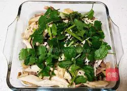 Illustration of how to make shredded chicken 8